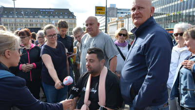 Hassan Zubier på plats på Salutorget för den tysta minuten.