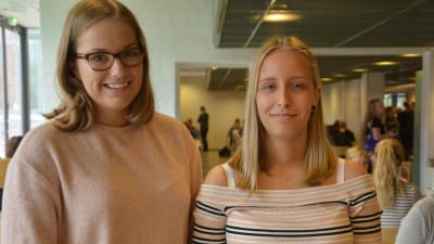 Emilia Valasti (till vänster) från Borgå och Felicia Snygg från Korsholm ser fram emot att inleda sina klasslärarstudier vid Åbo Akademi.