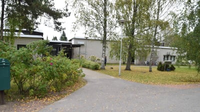 En vit tegelbyggnad som är Västra Nylands folkhögskola i Karis.
