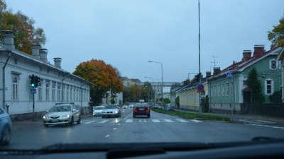 Grötig trafik längs med Stålarmsgatan i Åbo.