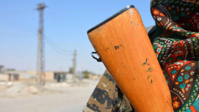 Kurdisk YPG-krigare utanför Raqqa.