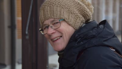 Eivor Wilkman utanför Aktias kontor i Ingå.