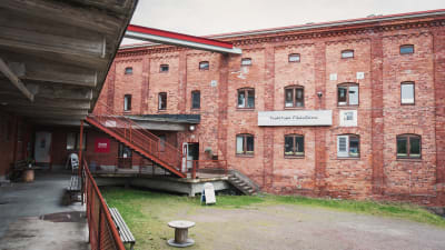 Fasaden till kulturcentret Taideruukki i Kuusankoski.
