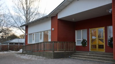 Den röda Söderkulla skolan utifrån.