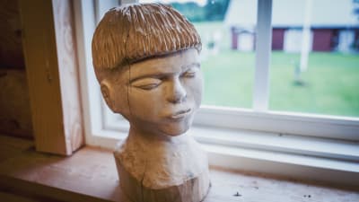 Träskulptur: ett pojkhuvud