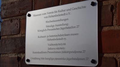 Skylt på tyska, finska och svenska vid museet