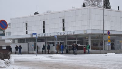 Passagerare får hålla till utomhus då väntrummet är stängt vid Karis busstation.