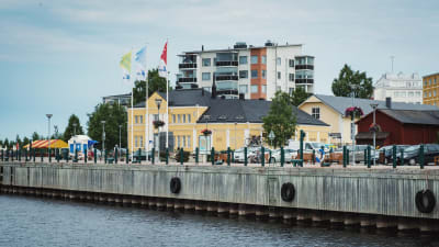 Ädelstensgalleriet och inre hamnen i Kemi sett från vattnet.