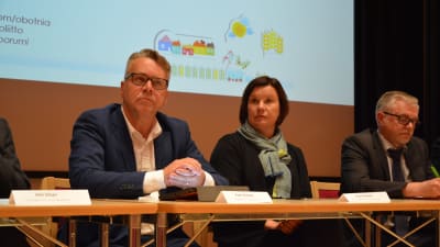 Peter Östman, Sirpa Thessler från Luke och Vesa Ruusila från jord- och skogsbruksministeriet på vargforum i Korsholm.