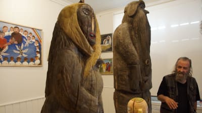 träskulpturer som är formade att föreställa människor