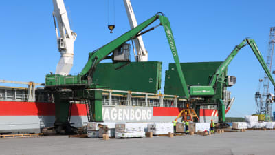 Ett fartyg i Kaskö hamn lastas med sågat virke.