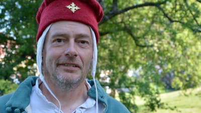 Jaakko Nuotio klädd i en medeltida röd hatt.