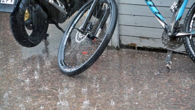 Åskregn i Borgå. En cykel och en moped.