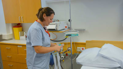 Petronella Sevelius visar lustgasen i en förlossningssal. 