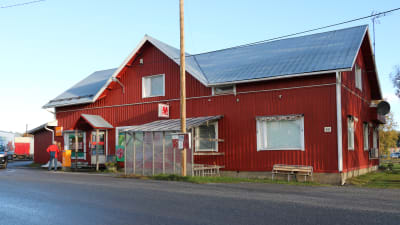 Rödmålad med vita knutar är bybutiken Nybos i Töjby, i Närpes. 