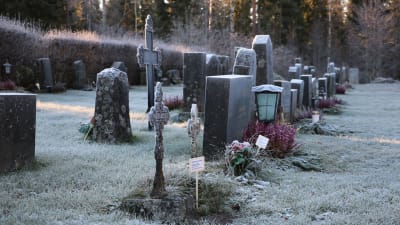 Informationsskyltar placerad på gravar där gravrätten upphört. På Åsändans begravningsplats i Lappfjärd. 