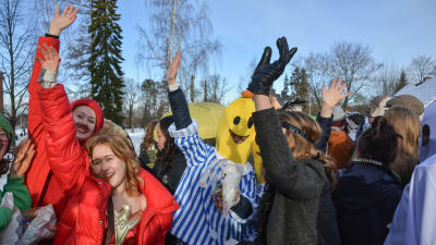 Abiturienter på lastbilsflaket i Lovisa