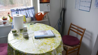 På Eilas köksbord ligger hemvårdens pärm