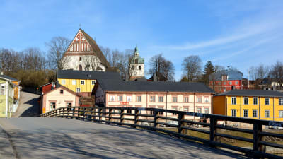 Gamla stan och Borgå domkyrka sedda från Gamla bron.