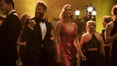 Fred Flarshy (Seth Rogen) och Charlotte Field (Charlize Theron) uppklädda på smokingfest.