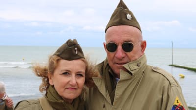 Allessandro och Lorrana från Rom deltar i firandet av årsdagen för D-Day.