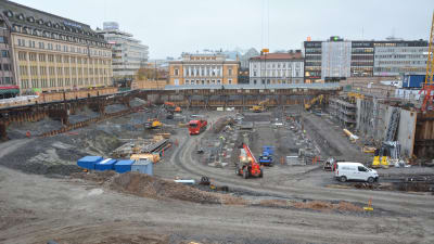 En stor grop i centrum av Åbo då torgparkeringen byggs.