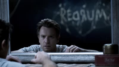En förvånad och skrämd Danny (Ewan McGregor) ser i spegeln att det på den motsatta väggen dykt upp ordet REDRUM.