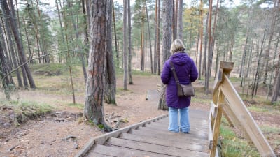 kvinna går nerför trappa i naturen
