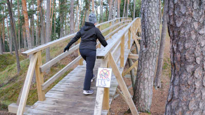 motionär går uppför en gångbro