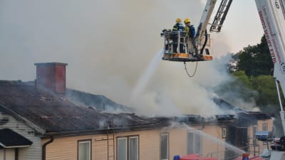 Släckningsarbete vid en brand på Magasingatan i Ekenäs.