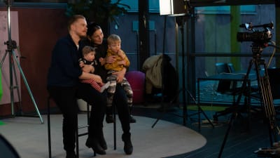 BUU-dagen i Hfors 2019. En familj tar familjporträtt.