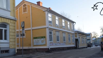 Gula trähus intill gamla stadshuset i Ekenäs.