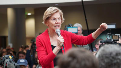 Elizabeth Warren talar inför publik i Indianola, Iowa.