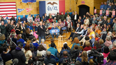 joe Biden talar inför åhörare i Cedar Rapids, Iowa.