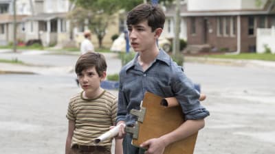 På bilden en scen ur tv-serien The plot against America där karaktärerna bröderna Levin syns. Två brunhåriga pojkar, en kortare och en längre.