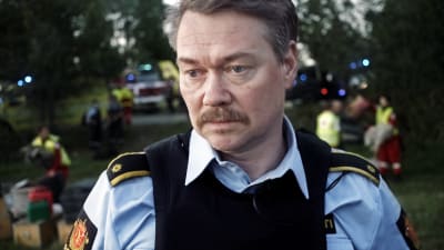 Polisen Eivind (Øyvind Brandtzæg) i närbild då han ser ledsen ut.