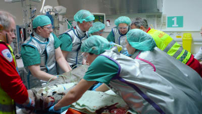 Anne Cathrine (Ane Skumsvoll) behandlar en skadad tillsammans med kollegerna på sjukhuset.