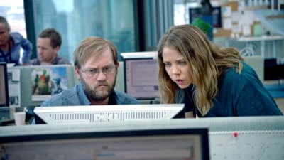  Harald (Marius Lien) och Annine (Alexandra Gjerpen) ser på en dataskärm på Aftenpostens redaktion.
