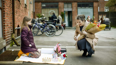 Ur serien - dottern vill sälja sina leksaker på gatan