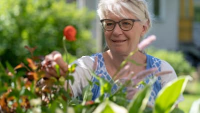 Kukkakauppias Marianne Nordström, Loviisa, kimppu kädessään