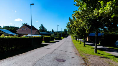 Tom gata i förortsvillaområde.