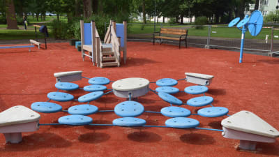 Blå plattor i en park att gymnastisera på.