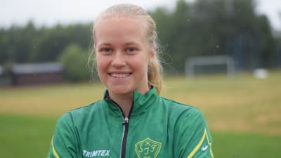 Porträttbild på Emilia Karell.