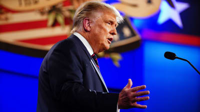 President Donald Trump debatterar i en presidentvalsdebatt mot Joe Biden.