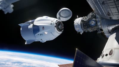 Rymdkapseln Crew Dragon dockar vid Internationella rymdstationen.