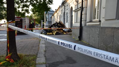 Poliisin eristysnauha Porin taidemuseolla tulipalon jälkeisenä aamuna