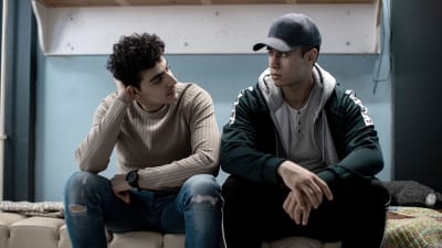 Zacaria Tawil (Hussein) ja Youssef Asad Alkhatib (Omar) istuvat sängyllä