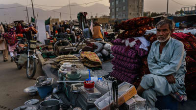 Allt fler afghaner tvingas sälja personliga ägodelar för att kunna försörja sig och sina familjer.
