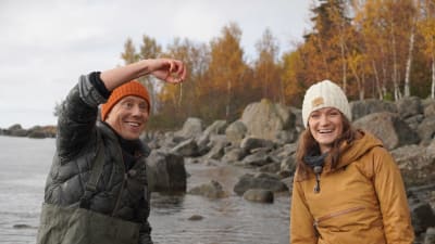 Nicke Aldén har hittat alger och han visar glatt upp sing fångst åt en glad Roosa Mikkola.