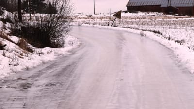 Bild av en igenfrusen väg. 